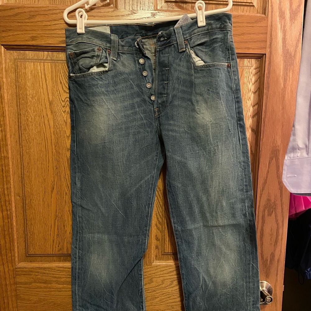31x32 Levi 501s. Great condition, minor fraying on back pockets, none on cuffs.